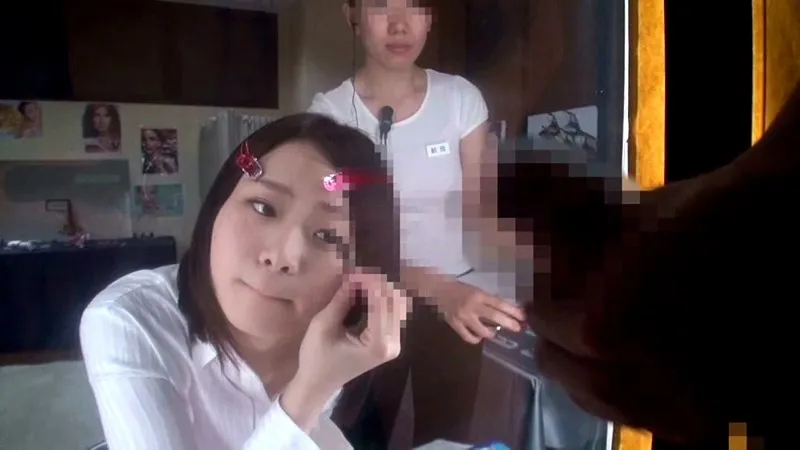 何も知らないで化粧に集中する、丸の内OLをマジックミラー越しにこっそり！！ぶっかけて、オカズにしちゃいました！！ サンプル画像 9