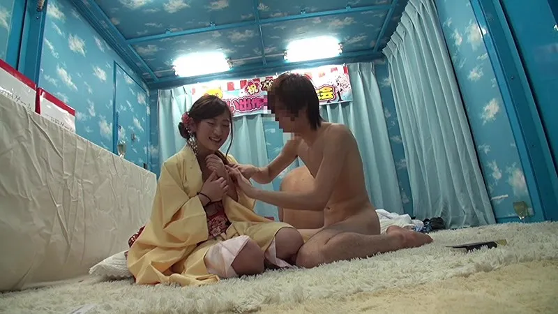 マジックミラー号に大学卒業式を終えたばかりの友達同士の男女が初乗車！Hなゲームでお互いのオナニーを見せ合ったら火が付いて‘思い出SEX’までしてしまうのか！？ サンプル画像 17