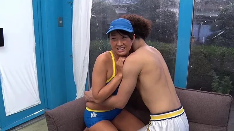 マジックミラー号「人工呼吸の仕方、教えてくれませんか？」海水浴場で声を掛けたライフセーバーが海難救助実習！人工呼吸の練習中にクチビルに塗られた媚薬で体育会系日焼け美少女が我慢できずに瞬間欲情イキまくりSEX！！ サンプル画像 9