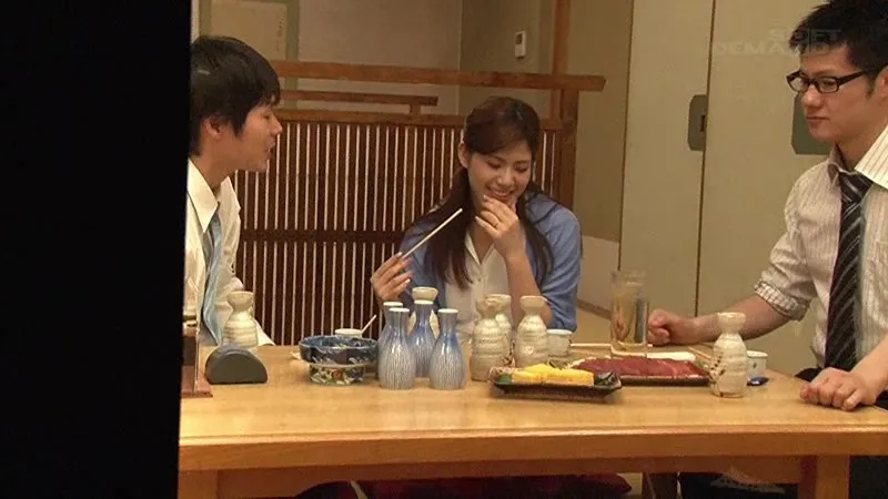 マジックミラー人妻不倫リサーチ 「酔うと急に色っぽくなる妻が心配で…」居酒屋で相席になった男性が妻を酔わせデカチンを握らせたら、鼻息が荒くなり旦那がいることも忘れ、チ○ポにむしゃぶりつくのか！？ サンプル画像 8