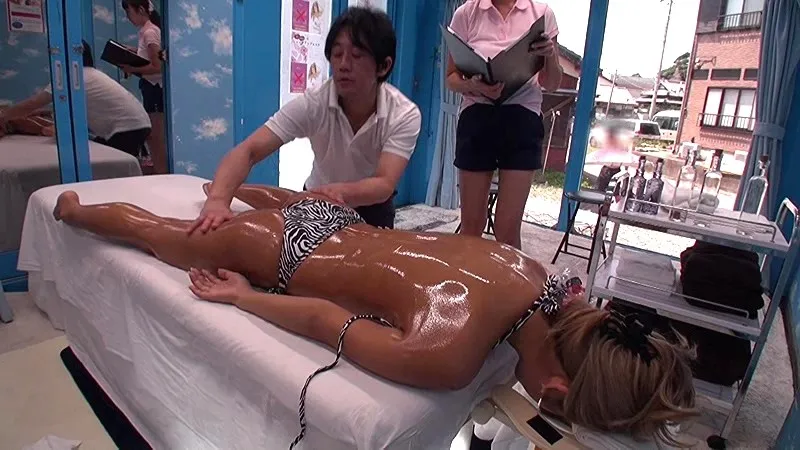 マジックミラー号 ビーチで見つけた激カワビキニギャルの日焼けで火照った美尻をキワキワオイルマッサージ！感度が上がったトロトロま○こは何度も失禁、彼氏の目の前で何度も快楽オチ！！ サンプル画像 1