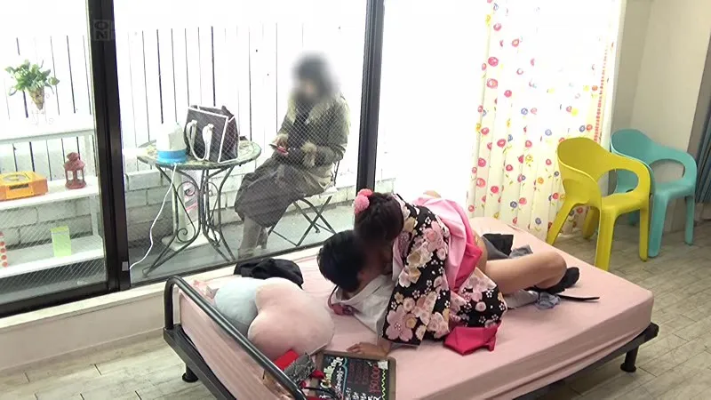 モニタリング 新一年生JD娘×父親 マジックミラーの向こうにはお母さん！ 18歳限定！！入学式直後の女子大生の娘とお父さんが2人きりの密室でHなミッションに挑戦！成長した娘の身体に触れた父親は理性を失いマジックミラー越しに見える母の目の前で… サンプル画像 15