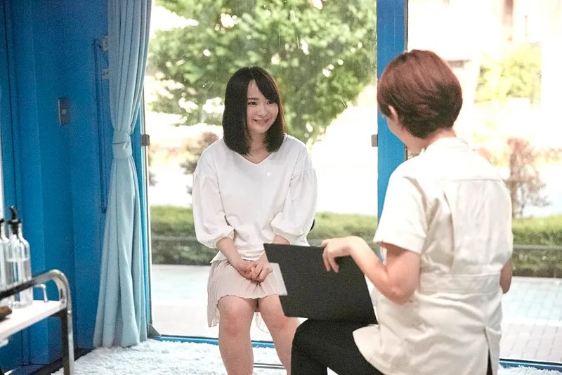 マジックミラー号 女性の5％しかいないAカップ美女限定乗車！ 超微乳女子大生のピンコ勃ち乳首をオイルマッサージすれば敏感すぎて腹筋ビクビクえび反り絶頂！！ サンプル画像 13