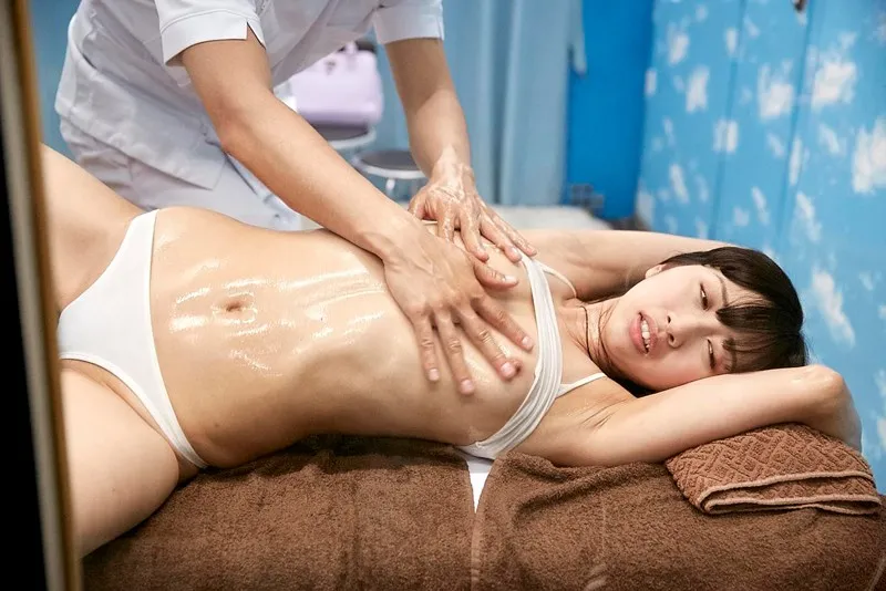 マジックミラー号 女性の5％しかいないAカップ美女限定乗車！ 超微乳女子大生のピンコ勃ち乳首をオイルマッサージすれば敏感すぎて腹筋ビクビクえび反り絶頂！！ サンプル画像 16