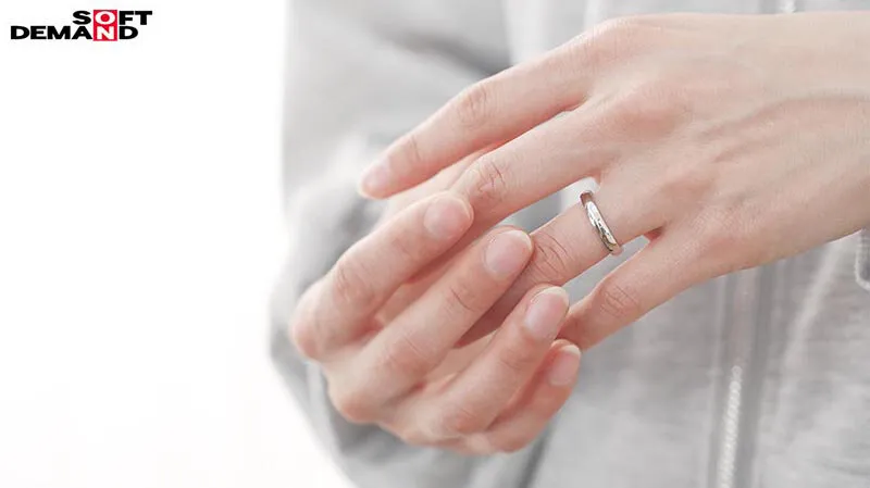 初めての複数プレイでイカされて全身愛液まみれ 最高に敏感なママが大絶頂 緊張の責められAV体験 家庭を一番に想いながら、他人とエッチを辞められない 私はダメな母親ですか？ 玉井晴香 33歳 第3章 サンプル画像 4