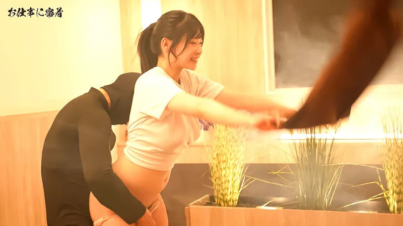 「私のアウフグースを堪能ください。」 サウナで挿入されても汗だくで平然とタオルで仰ぎ続ける女性熱波師 サンプル画像 3