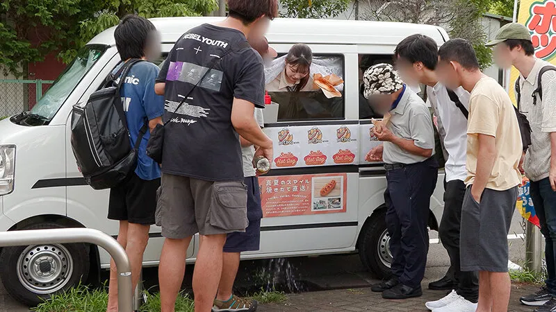 人気 AV 女優が挑戦！イカサレ屋台の中で 潮吹きながらホットドッグ売ってください！小坂ひまり サンプル画像 8