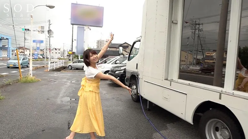 地元にマジックミラー号が来てロケをやっていたのでのぞきにいってみるとなんとそこには憧れの唯井まひろちゃんが！？ 突然大好きなAV女優と2人きり！ハッピーサプライズ童貞筆下ろしSP サンプル画像 3