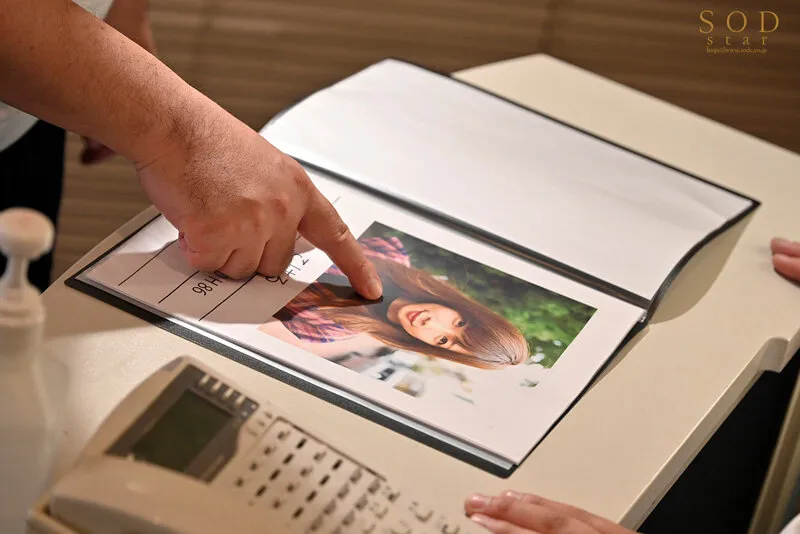 知り合いが抱ける風俗EX 勝手に風俗嬢にされたあの子は、強●ご奉仕予約済み♪ 紗倉まな サンプル画像 3