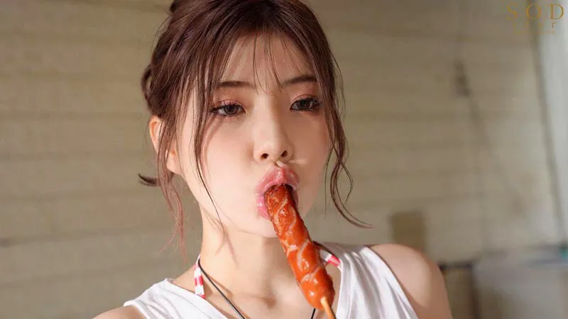 欲求不満女子大生は海の家の短期バイト中ビーチに集まる男達の筋肉と汗の匂いにムラムラが抑えられず…SEX懇願じゅぽフェラで誘惑しまくった 神木麗 サンプル画像 2