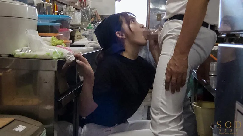 ラーメン屋唯一の女バイト、汗だくガテン系店員の性欲発散を担うセクハラOK娘。 渚恋生 サンプル画像 5