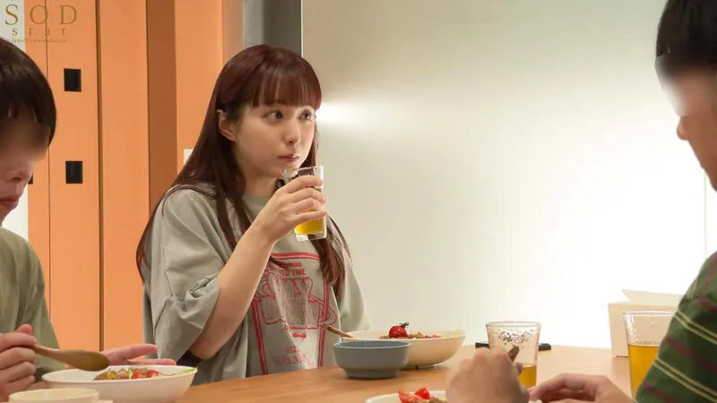 芸能人、初めての筆おろし。エロくて優しい世話焼きグラドルが、オクテ童貞くんたちをひとつ屋根の下で密着エッチにリードしまくる共同生活ドキュメント。 矢埜愛茉 サンプル画像 7