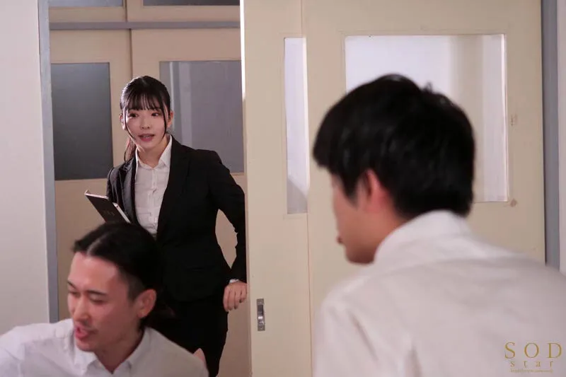 校内で‘感度倍増リキッド’漬けにした担任を飼ってますww ガニ股＆固定バイブで拘束放置しマ〇コが麻痺するほど限界イカセ 彩月七緒 サンプル画像 2