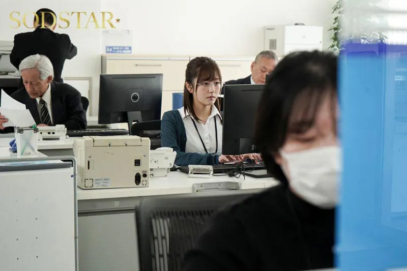 市役所の窓口勤務の青空さんは悪質なカスハラ親父の肉便器です。平凡で真面目な同僚が性処理ペットに成り下がる姿に思わずクズ勃起 青空ひかり サンプル画像 3