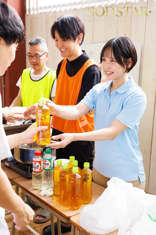 【性処理救助】避難生活で正義感あふれる災害レスキュー隊員が救助の一環として、集団中出しを受け入れるまでの1か月間 柴崎はる サンプル画像 3