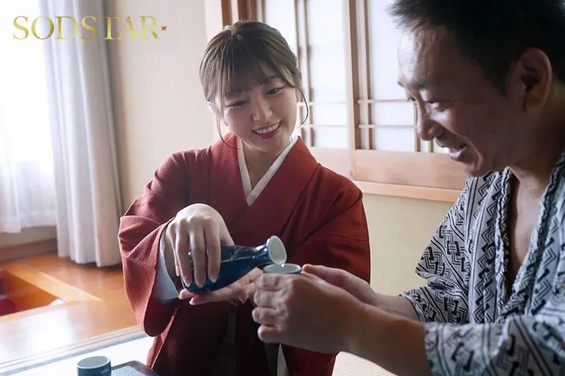 温泉旅行中の単独客やカップル 夫婦の男性を誘惑 館内で寝取りセックスをくり返す淫乱美人な若女将 青空ひかり サンプル画像 3