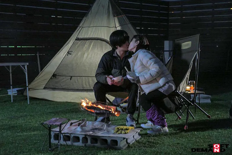 旦那にソロキャンと偽っては息子が通うスイミングスクールの年下コーチとテント不倫をくり返す不貞ママ 古東まりこ サンプル画像 15