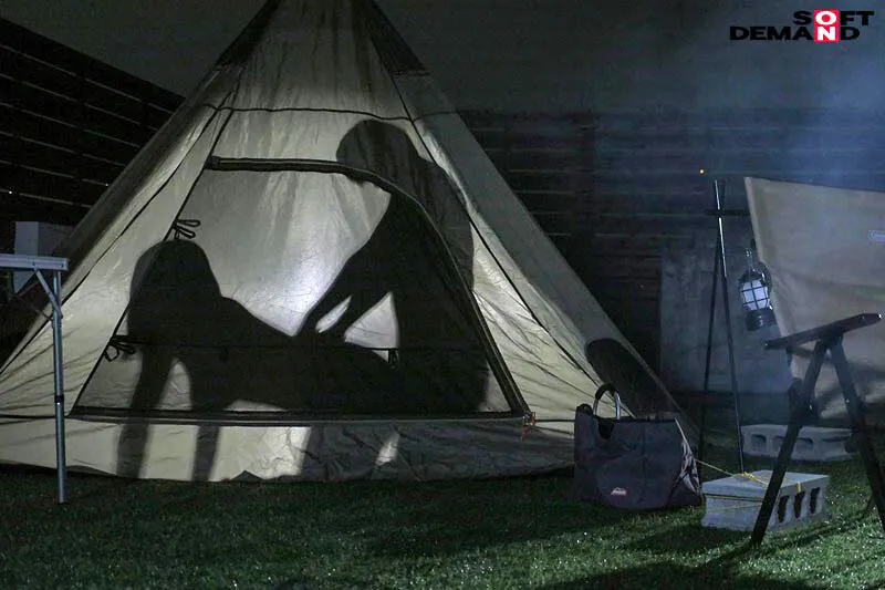 旦那にソロキャンと偽っては息子が通うスイミングスクールの年下コーチとテント不倫をくり返す不貞ママ 古東まりこ サンプル画像 16