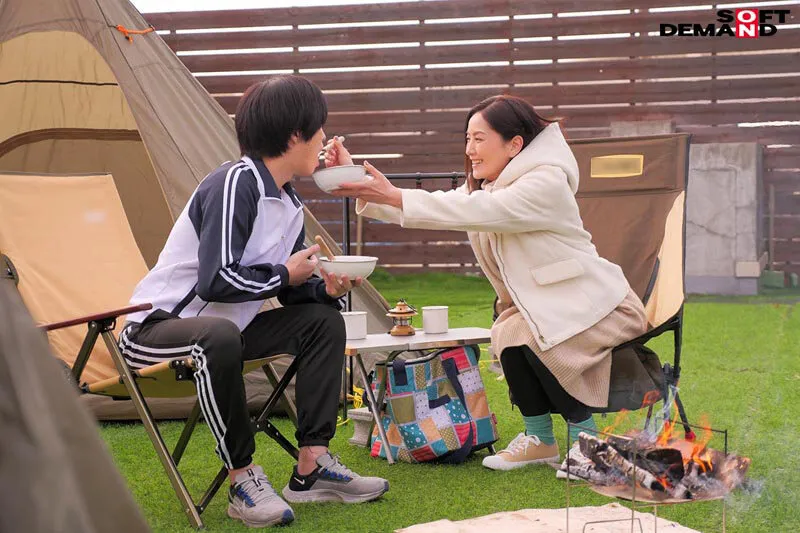 旦那にソロキャンと偽っては息子が通うスイミングスクールの年下コーチとテント不倫をくり返す不貞ママ 古東まりこ サンプル画像 3