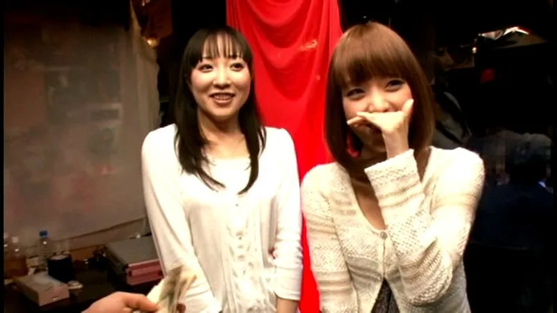 羞恥！彼氏連れ素人娘をマシンバイブでこっそり攻めまくれ！素人VSマシンバイブ 激安居酒屋にマジックミラー特設スタジオを設置編 サンプル画像 1