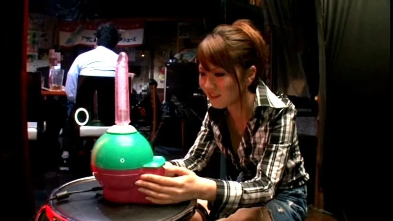 羞恥！彼氏連れ素人娘をマシンバイブでこっそり攻めまくれ！素人VSマシンバイブ 激安居酒屋にマジックミラー特設スタジオを設置編 サンプル画像 10