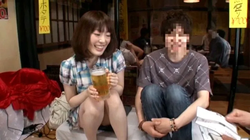 羞恥！彼氏連れ素人娘をマシンバイブでこっそり攻めまくれ！2 素人VSマシンバイブ 激安居酒屋にマジックミラー特設スタジオを設置 親子連れ緊急参戦編 サンプル画像 10