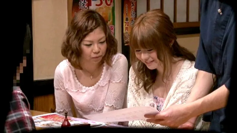 羞恥！彼氏連れ素人娘をマシンバイブでこっそり攻めまくれ！4 素人VSマシンバイブ 激安居酒屋にマジックミラー特設スタジオを設置 女子大生春の潮！潮！潮！編 サンプル画像 1