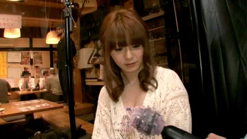 羞恥！彼氏連れ素人娘をマシンバイブでこっそり攻めまくれ！4 素人VSマシンバイブ 激安居酒屋にマジックミラー特設スタジオを設置 女子大生春の潮！潮！潮！編 サンプル画像 2