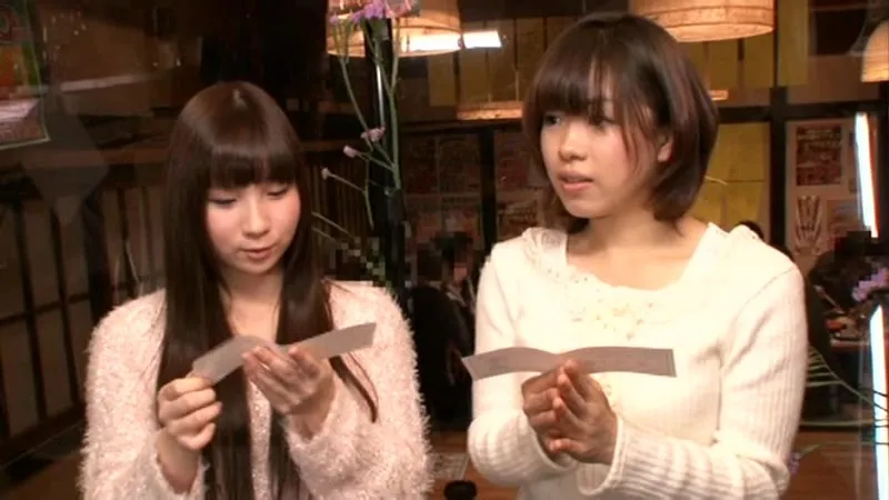 羞恥！彼氏連れ素人娘をマシンバイブでこっそり攻めまくれ！5 素人VSマシンバイブ 激安居酒屋にマジックミラー特設スタジオを設置 春の新歓コンパ女子大生編！ サンプル画像 13