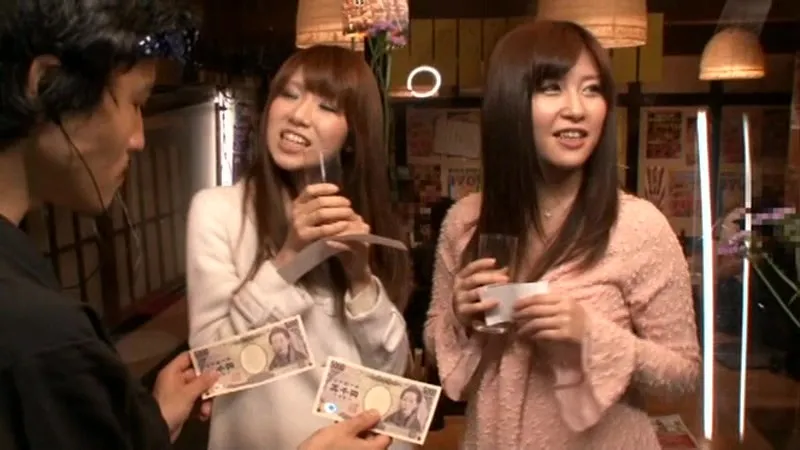 羞恥！彼氏連れ素人娘をマシンバイブでこっそり攻めまくれ！5 素人VSマシンバイブ 激安居酒屋にマジックミラー特設スタジオを設置 春の新歓コンパ女子大生編！ サンプル画像 6