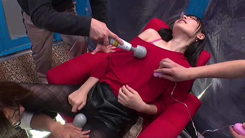 マジックミラー号ハードボイルド1秒に19回の激ピスマシンバイブで人生初のポルチオイキを体験して潮を吹きまくった彼女さんはデート中の彼氏を裏切ってデカマラを自分から挿入してしまうのか！？ サンプル画像 13