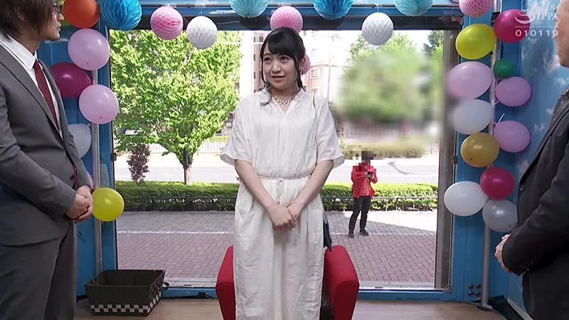 マジックミラー号ハードボイルド ナンパした素人娘を電圧86倍のビッグバンローター・ソファに座らせクリトリスをこっそり刺激！して潮！潮！最後にはナマで中出ししちゃうなんて…！ サンプル画像 1