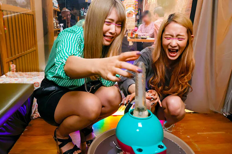 羞恥！彼氏連れ素人娘をマシンバイブでこっそり攻めまくれ！23 素人VSマシンバイブ 激安居酒屋にマジックミラー特設スタジオを設置彼氏と毎日好（ハオ）ハオセックスしてる夏休み中リア充女子大生編 サンプル画像 1