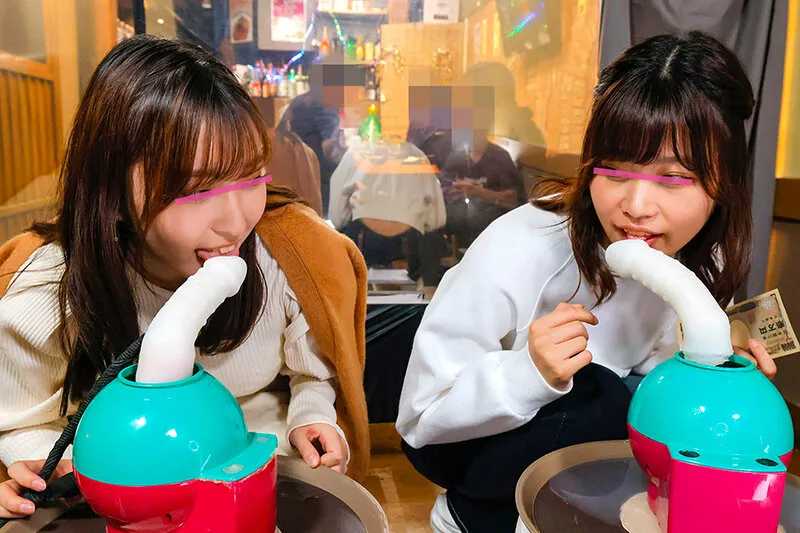 羞恥！彼氏連れ素人娘をマシンバイブでこっそり攻めまくれ！24 素人VSマシンバイブ 激安居酒屋にマジックミラー特設スタジオを設置 ハッピーメリーマシンバイブ！クリも子宮もまとめて絶頂させる激ピス波動エグち！ サンプル画像 1