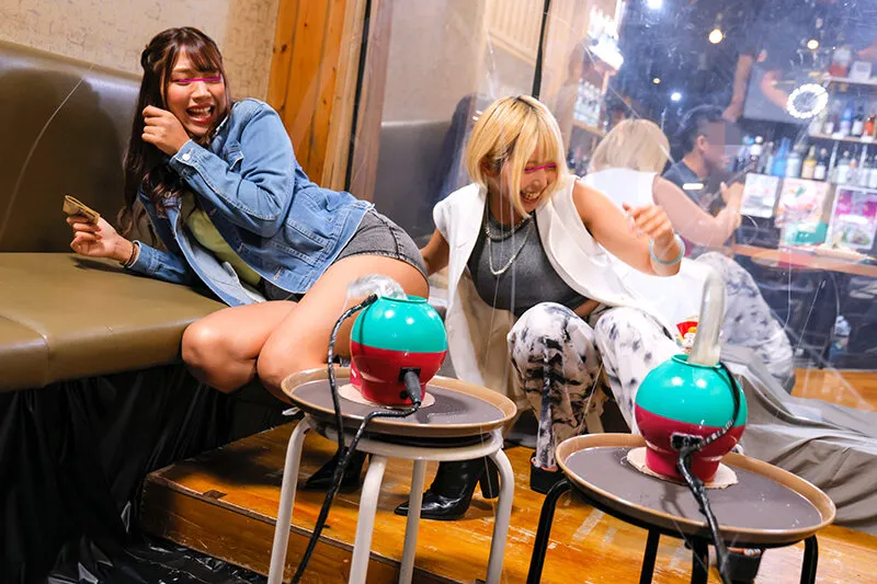 羞恥！彼氏連れ素人娘をマシンバイブでこっそり攻めまくれ！26 素人VSマシンバイブ 激安居酒屋にマジックミラー特設スタジオを設置きよしこの夜クリスマス！クリトリスを電マで刺激され、マシンバイブで膣を掘られてアヘイキ潮噴射する極上ボディJD！ サンプル画像 2