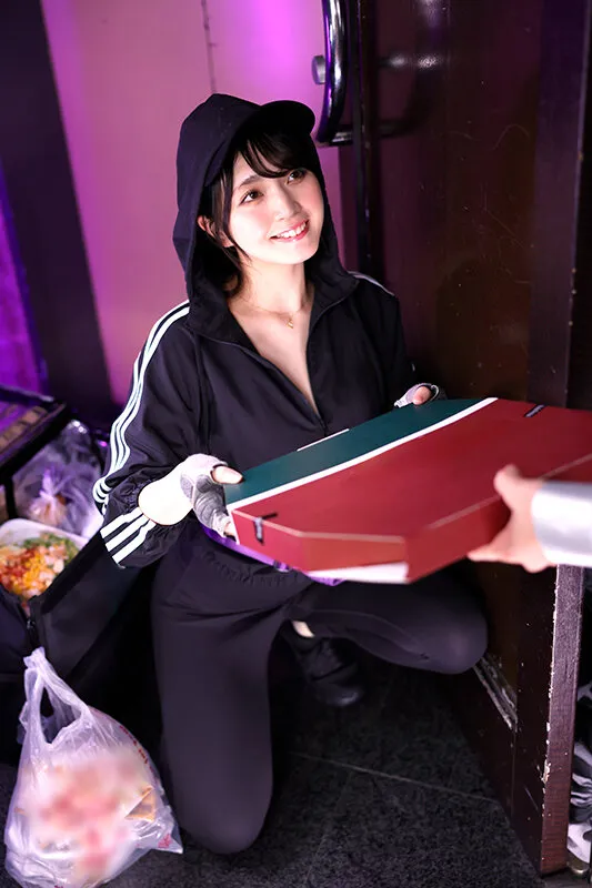 サークルのバチクソカワイイ後輩ちゃんが偶然配達に来たのでシャンパンを一緒にキメて朝日が3回登るまで汁まみれで愛し合った中出し動画を勝手にAV発売 永野 鈴 サンプル画像 1