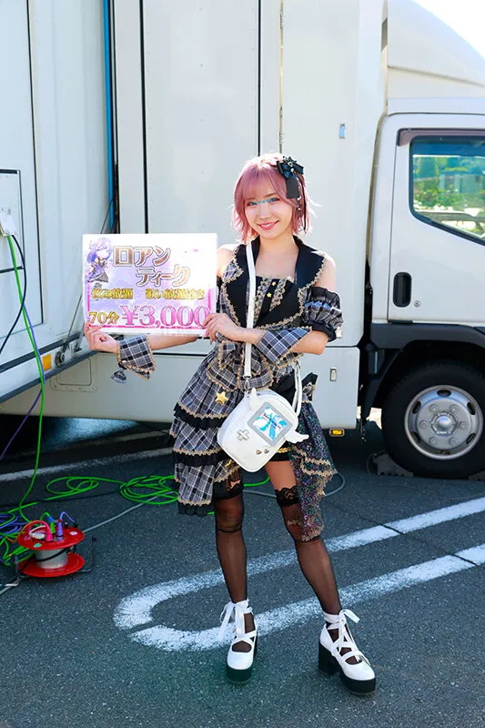 マジックミラー号 ハードボイルド 街中で客引き中の看板コンカフェ娘が乳首いじられっぱなしチクハラ接客に挑戦！乳頭をこねくり回されて乳首痙攣イキ！出禁エロ行為も断れないほど敏感になった不本意ぬるぬるオマ〇コはデカチン口説きで掟破りの生本番を受け入れてしまう… サンプル画像 1