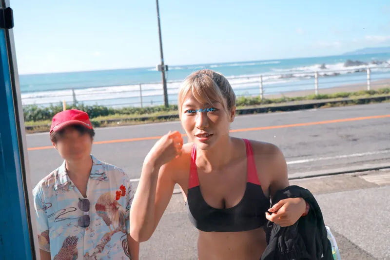 マジックミラー号ハードボイルド ビ〇トコインで一発当てたチビの俺が目前の海で高身長ビーチバレー娘をナンパ！素肌と水着の隙間にチン★コキお願い！最後は、低身長コンプレックス解消のナマ中出し！！ サンプル画像 1