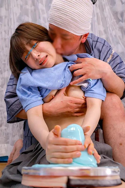 マジックミラー号ハードボイルド 女子〇生が挑戦するパイズリ陶芸チャレンジ！敏感すぎる乳首の先っちょを粘土とオイルで刺激され未熟な体がアツーくなってしまった思春期お嬢様は初めての中イキ＆中出ししちゃうなんて！ サンプル画像 8