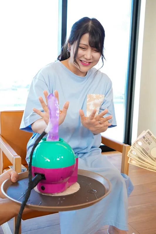 素人バラエティ募集素人若奥様マシンバイブチャレンジ！最後まで潮を吹かなかったら100万円！ 負けたら中出しSEX！Vol4 サンプル画像 1