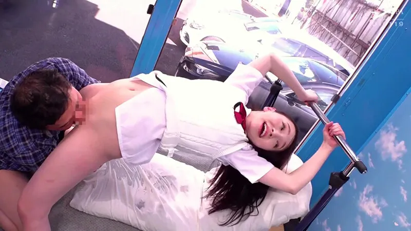 耐えたら賞金！ダメならデカマラ即ハメ！女子○生ガニ股顔面騎乗クンニチャレンジ！敏感なクリの皮を剥かれデロデロに舐められ膣穴に舌を捻じ込まれガックガク絶頂イキ潮噴出しまくり！！発情ナマオメコに中出し！マジックミラー号撮って出し！ サンプル画像 10