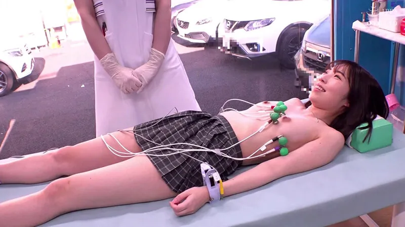 マジックミラー号撮って出し！卒業式直後！就職するJ○に実施する入社前健康診断！青空の下、発育中の乳房やピンク乳首を弄られ極太器具でキツマンを拡張された初心娘の膣は羞恥心に反して純情愛汁垂れ流し！覚えたてのエッチも拒めず中出ししちゃうなんて！～かなで編～ サンプル画像 8