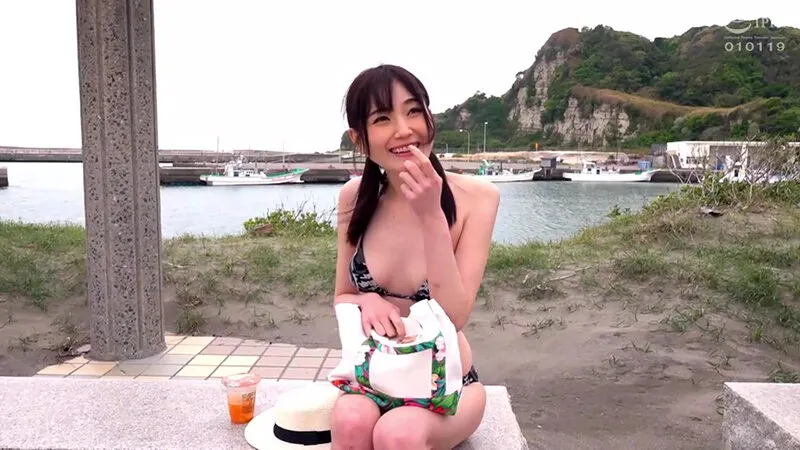 ココナッツ香る夏ギャルが挑戦する手コキ射精チャレンジ！ 遅漏すぎデカチンを15分以内にどっぴゅん発射できたら賞金15万円！ 「ギン勃ちで熱くてドクドク…照」と赤面した素人ビキニ娘は、覚醒デカマラの連続中出しも受け入れてしまうのか！マジックミラー号撮…～りん編～ サンプル画像 1