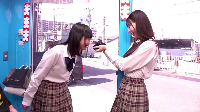 東京で修学旅行を楽しむ田舎J○と勝ったらその場でお土産代10万円！負けたら即ハメ中出しの野球拳勝負！キツキツウブマンにデカチン挿入目指して、ヨヨイのヨイ～♪撮って出しマジックミラー号茨城県代表はる・みお編 サンプル画像 2