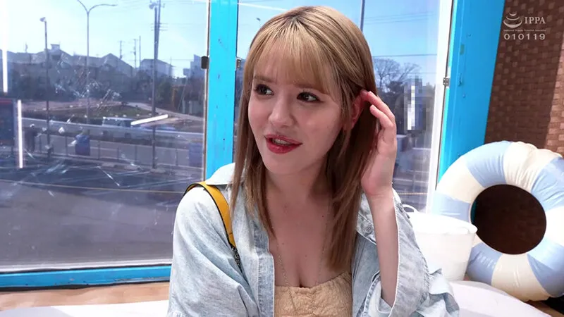 水泳部女子体育大生限定！競泳水着と美肌の隙間でチン★コキさせてもらえませんか？デカチンでオマ〇コの際ギリギリを刺激されいつの間にか火照った身体は自分から生挿入までおねだりしてしまうのか？撮って出しマジックミラー号～せなちゃん編～ サンプル画像 1