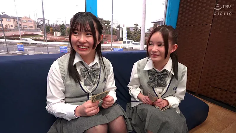 ペロマンクンニ我慢対決！親友J〇が挑戦する‘3回イったら負け’のおま〇こ丸出しクンニチャレンジ！勝ったら賞金3万円負けたら即ハメ中出しです！撮って出しマジックミラー号！よしの・るな編 サンプル画像 1