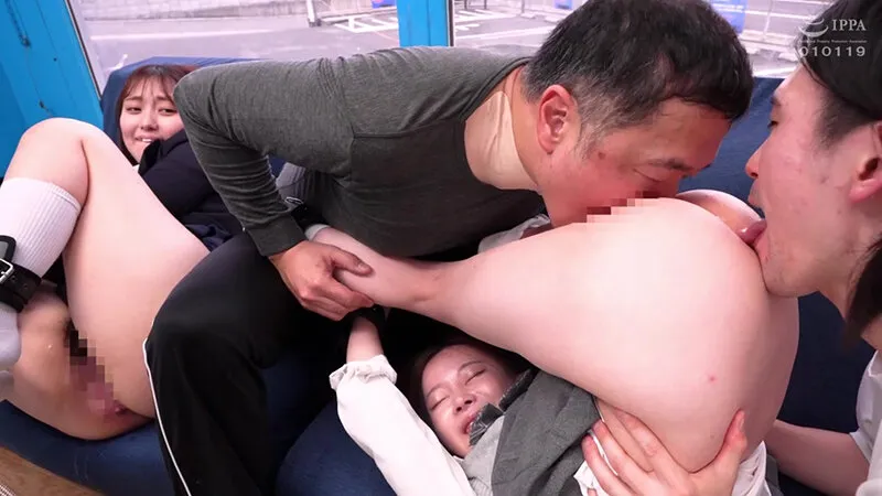 ペロマンクンニ我慢対決！親友J〇が挑戦する‘3回イったら負け’のおま〇こ丸出しクンニチャレンジ！勝ったら賞金3万円負けたら即ハメ中出しです！撮って出しマジックミラー号！よしの・なるみ編 サンプル画像 5