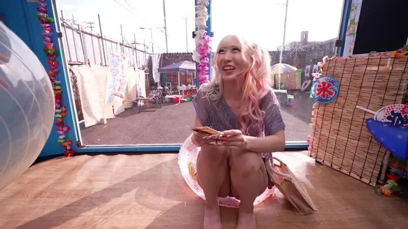 マジックミラー号ハードボイルド 水着ギャルが挑戦するスパイダー騎乗位チキンレース！1ピストン毎に100円get！ただし射精させたら賞金即没収！ギン勃ちデカチ〇ポにキャパい！ 理性崩壊して腰振り止められず鬼ヤバ中出しOUT！？～せりな編～ サンプル画像 4