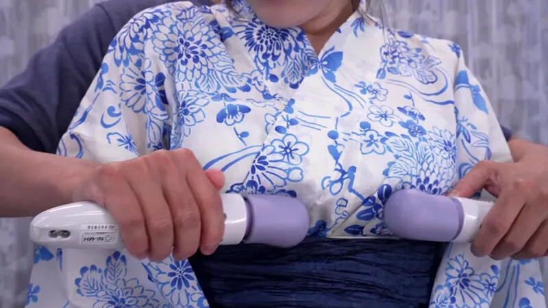 マジックミラー号ハードボイルド 浴衣カップル夏祭り！浴衣潮まみれ濡れグッチョエステ ミラー号の外に彼氏がいるのに淫乱スイッチ激押しで理性吹き飛ぶ絶頂アクメ！～はるかちゃん＆あきひこくん編～ サンプル画像 4