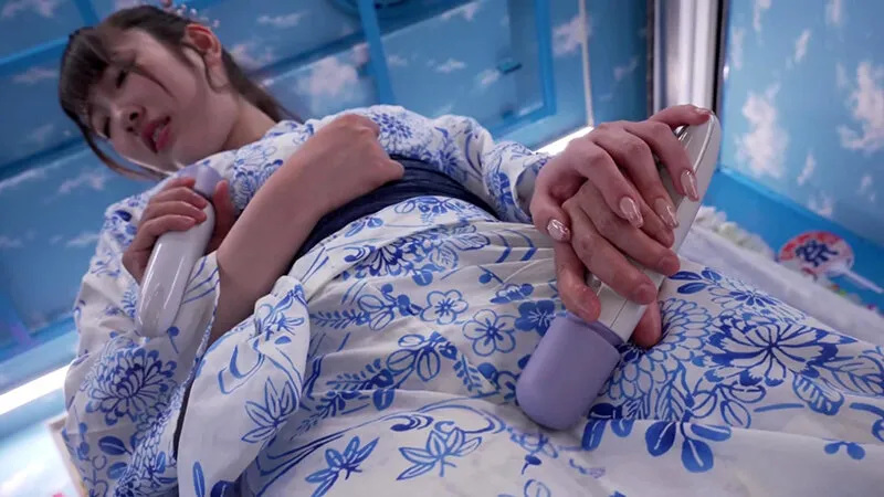 マジックミラー号ハードボイルド 浴衣カップル夏祭り！浴衣潮まみれ濡れグッチョエステ ミラー号の外に彼氏がいるのに淫乱スイッチ激押しで理性吹き飛ぶ絶頂アクメ！～はるかちゃん＆あきひこくん編～ サンプル画像 5